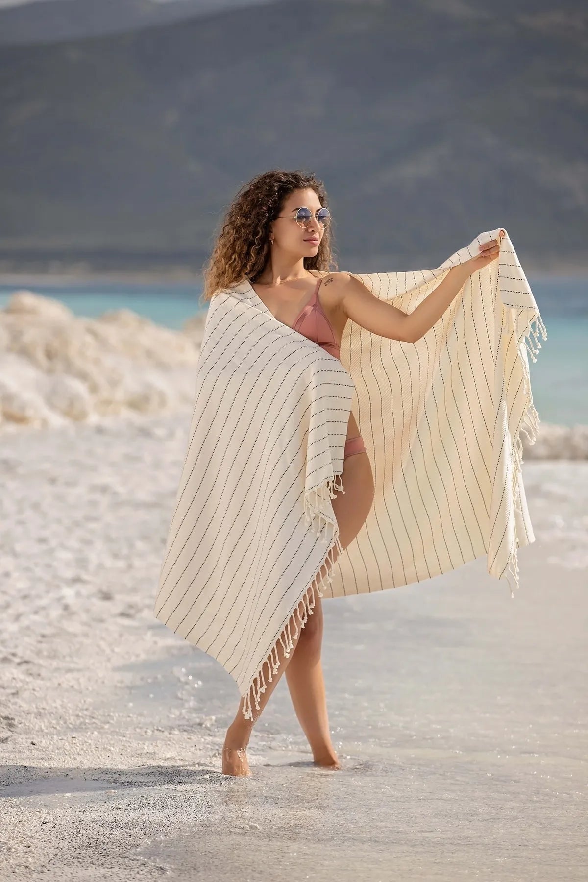 Boyut: 95x180 cm (Saçaklar hariç)
Ağırlık: 470 gr
%70 Pamuk, %30 Bambu
Hızlı su emme ve çabuk kuruma özelliği