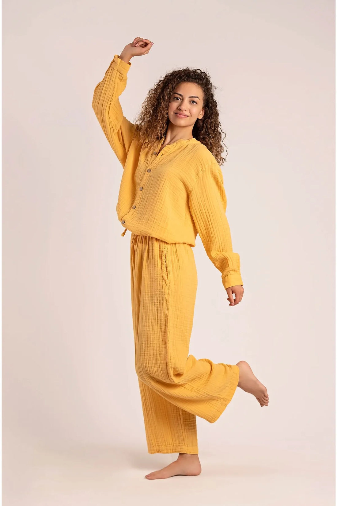 Hafif ve nefes alabilen pamuklu müslin kumaş
Modern ve şık tasarım
Rahat kesimiyle hareket özgürlüğü