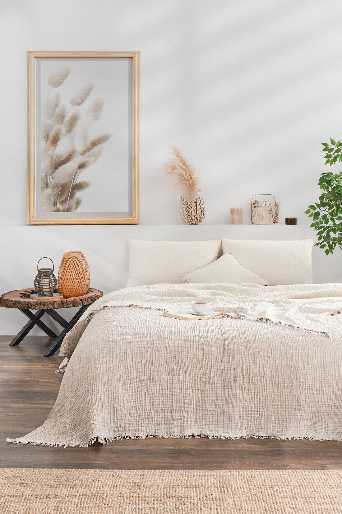 %100 Doğal Pamuk: Cildinize dost, nefes alır ve sağlıklı yapısıyla üstün konfor sunar.
Müslin Dokuma: Hafif, yumuşak ve hava geçiren müsülin dokusuyla serin ve rahat bir uyku deneyimi sunar.