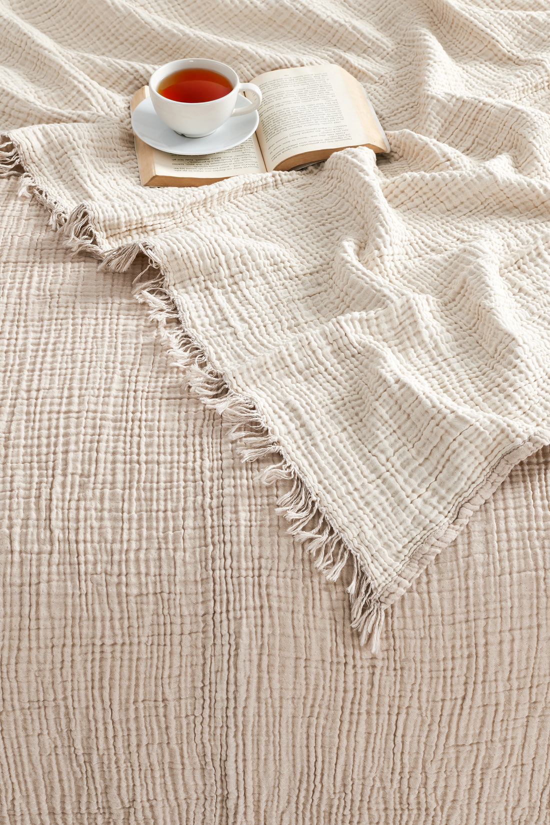 %100 Doğal Pamuk: Cildinize dost, nefes alır ve sağlıklı yapısıyla üstün konfor sunar.
Müslin Dokuma: Hafif, yumuşak ve hava geçiren müsülin dokusuyla serin ve rahat bir uyku deneyimi sunar.