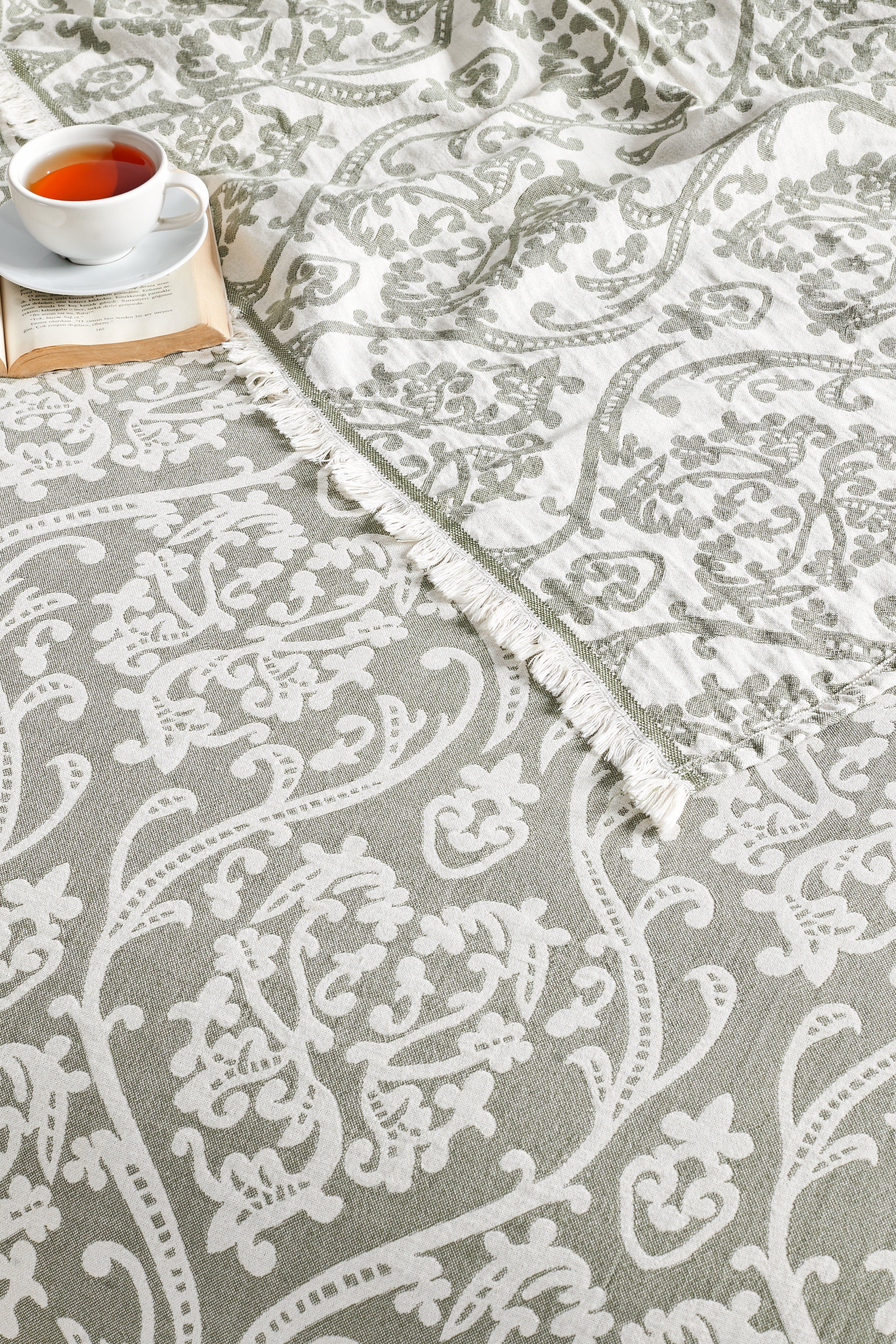 Damask desenli şık tasarım
%80 pamuk %20 Bambu kumaş, nefes alabilir yapı
Dayanıklı ve uzun ömürlü jakar dokuma
Tüm mevsimlerde kullanım için idealdir