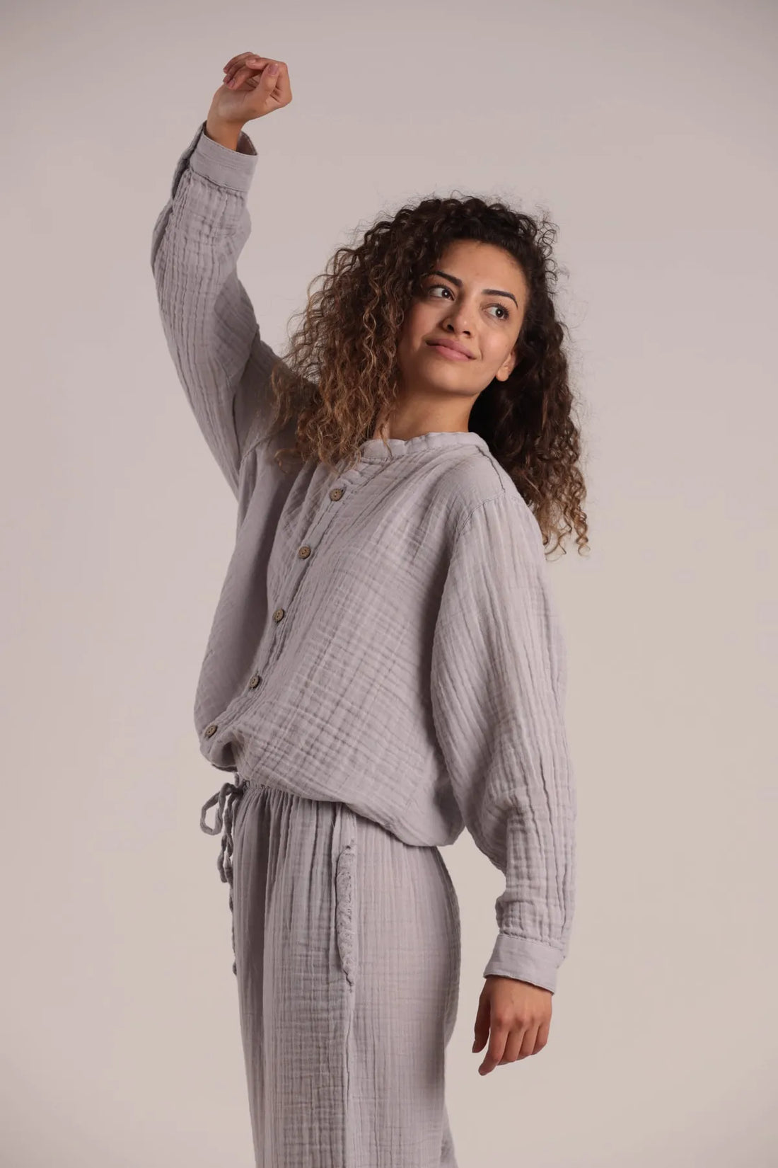 Hafif ve nefes alabilen pamuklu müslin kumaş
Şık ve minimalist tasarım
Elastik bel yapısıyla rahat kullanım