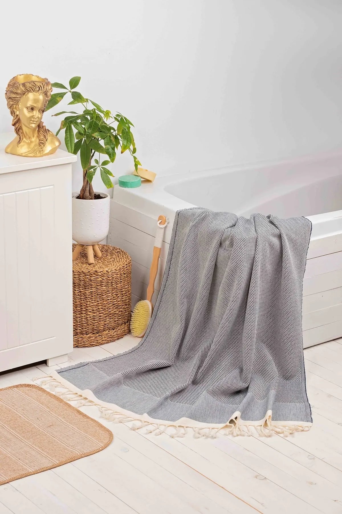 %80 Pamuk, %20 Bambu
Boyut: 95x180 cm (Saçaklar hariç)
Hafif, yüksek su emici ve hızlı kuruyan yapı