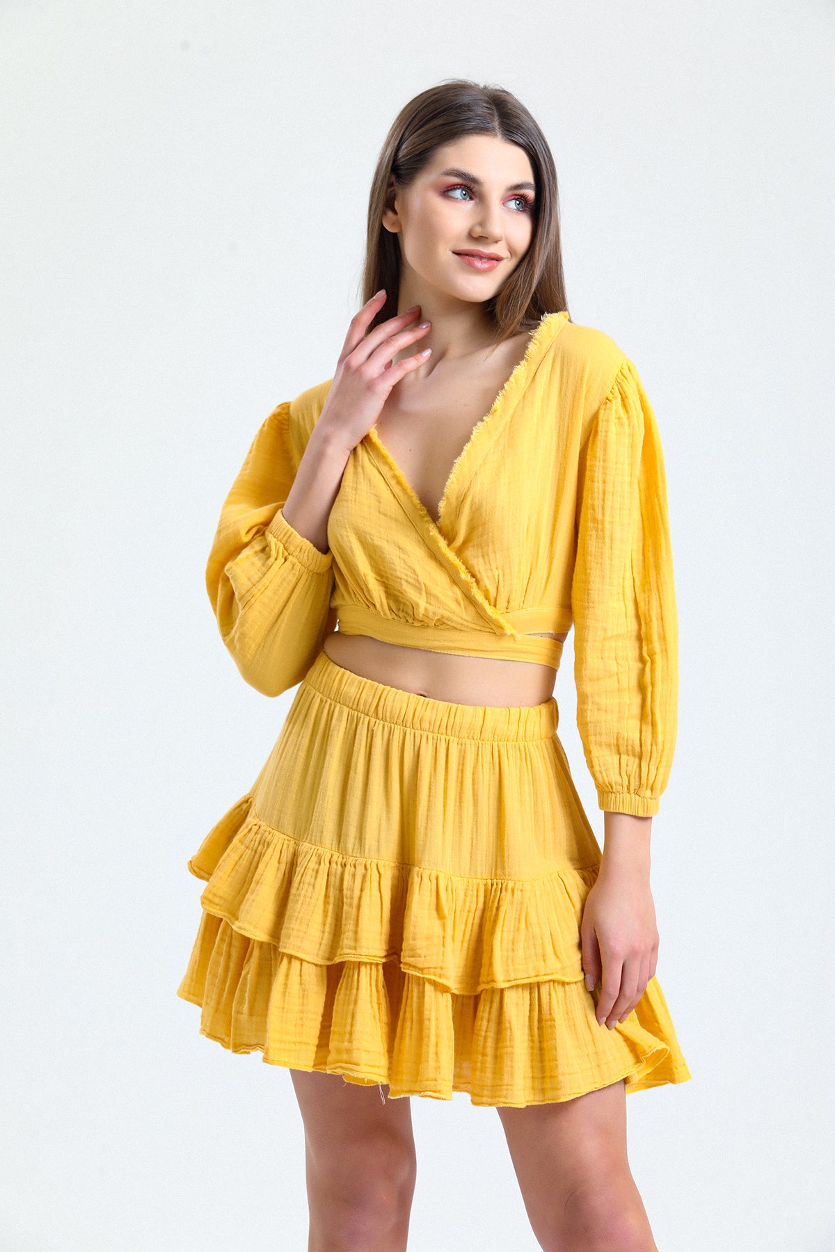 Hafif ve yumuşak müslin kumaş
Modern ve zarif tasarım
Rahat kesimiyle hareket özgürlüğü