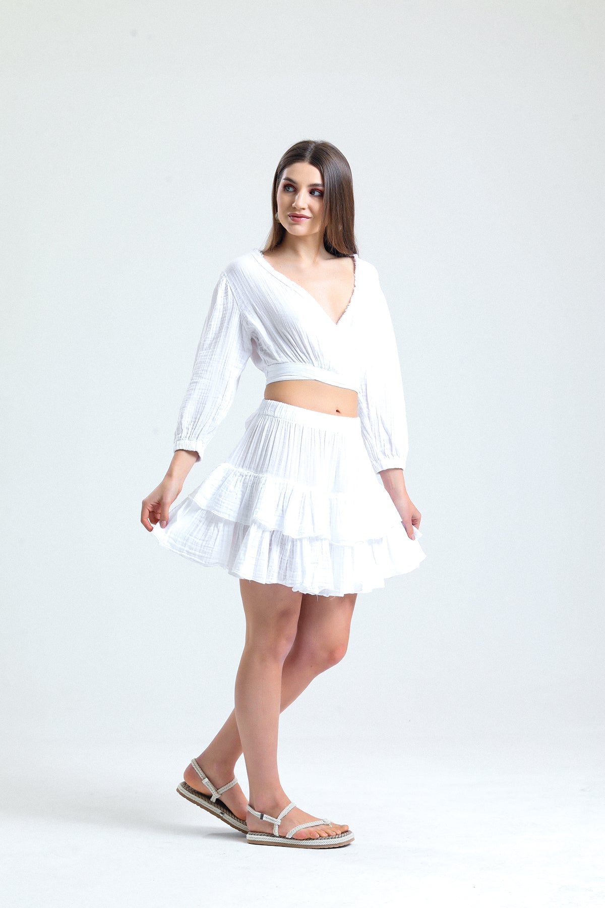 Hafif ve yumuşak müslin kumaş
Modern ve zarif tasarım
Rahat kesimiyle hareket özgürlüğü