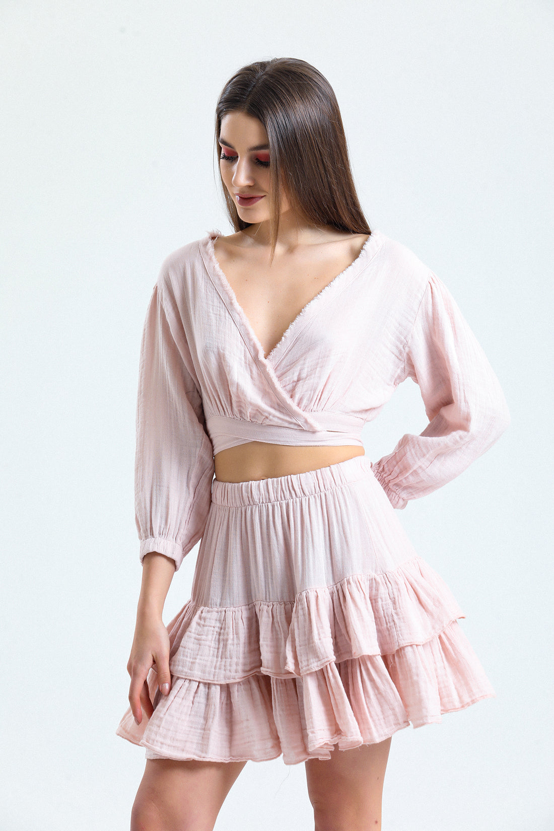 Hafif ve yumuşak müslin kumaş
Modern ve zarif tasarım
Rahat kesimiyle hareket özgürlüğü