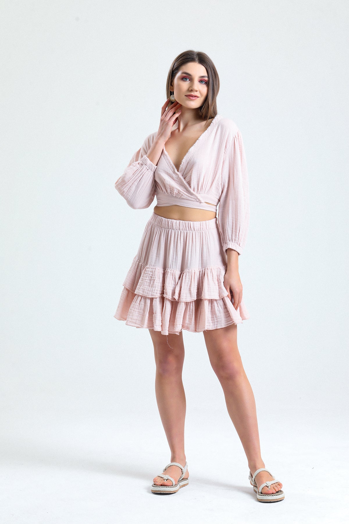 Hafif ve yumuşak müslin kumaş
Modern ve zarif tasarım
Rahat kesimiyle hareket özgürlüğü