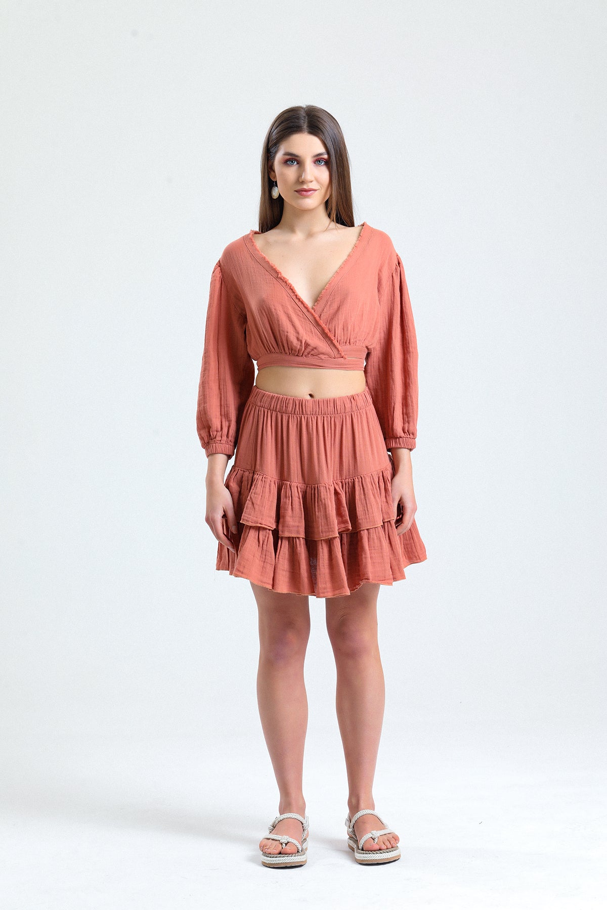 Hafif ve yumuşak müslin kumaş
Modern ve zarif tasarım
Rahat kesimiyle hareket özgürlüğü