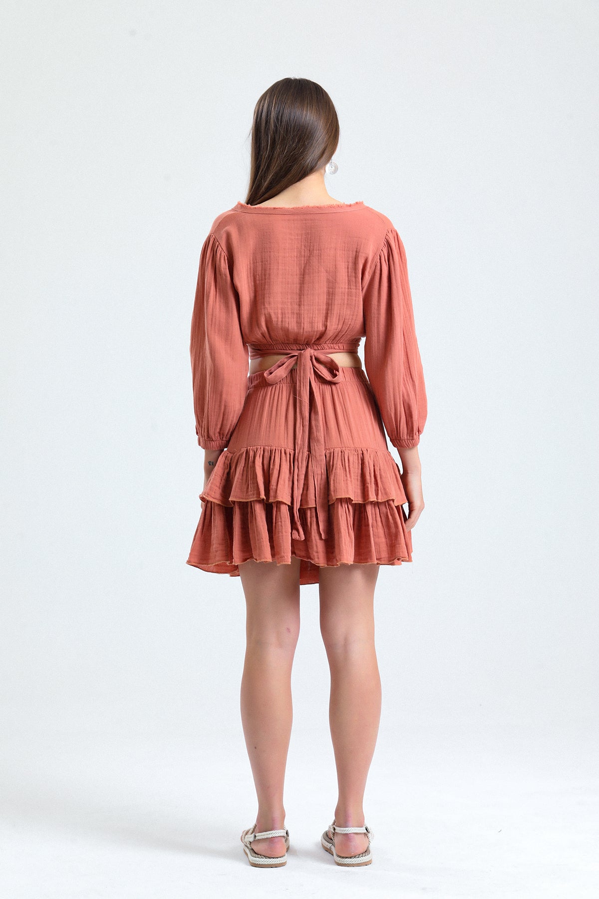 Hafif ve yumuşak müslin kumaş
Modern ve zarif tasarım
Rahat kesimiyle hareket özgürlüğü