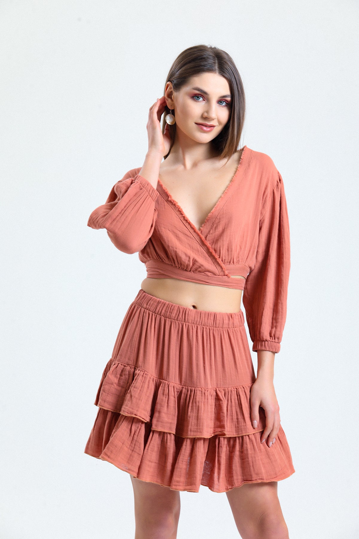 Hafif ve yumuşak müslin kumaş
Modern ve zarif tasarım
Rahat kesimiyle hareket özgürlüğü