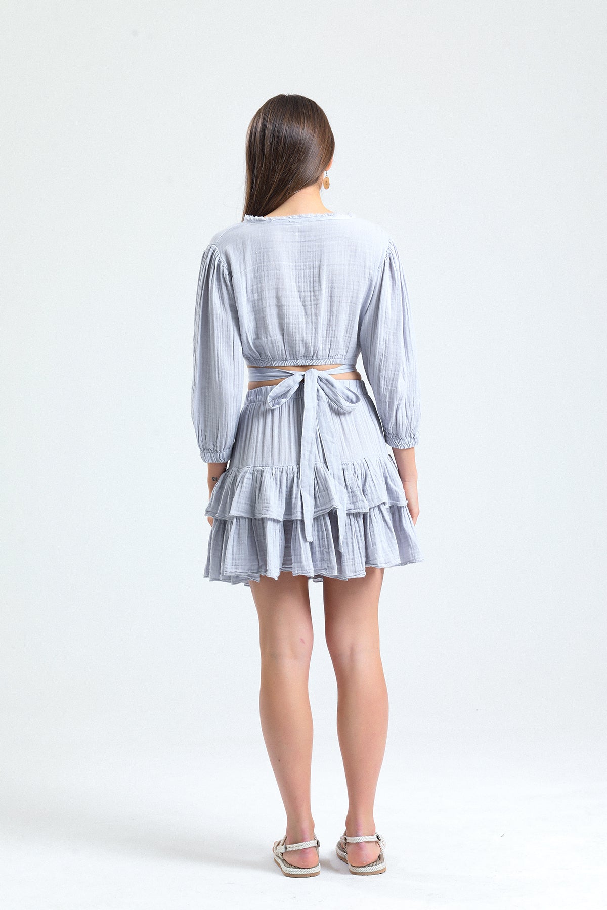 Hafif ve yumuşak müslin kumaş
Modern ve zarif tasarım
Rahat kesimiyle hareket özgürlüğü