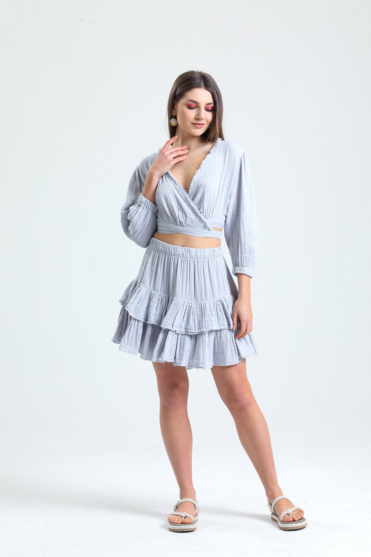 Hafif ve yumuşak müslin kumaş
Modern ve zarif tasarım
Rahat kesimiyle hareket özgürlüğü