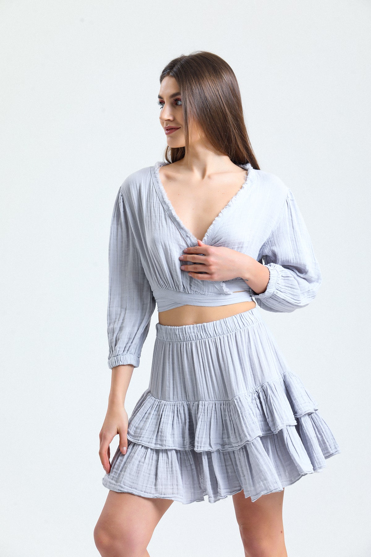 Hafif ve yumuşak müslin kumaş
Modern ve zarif tasarım
Rahat kesimiyle hareket özgürlüğü