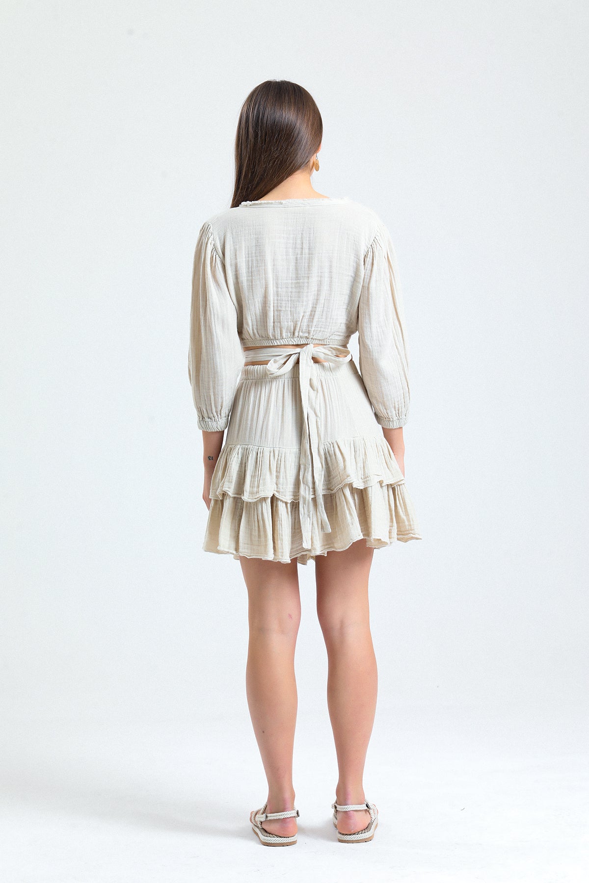 Hafif ve yumuşak müslin kumaş
Modern ve zarif tasarım
Rahat kesimiyle hareket özgürlüğü