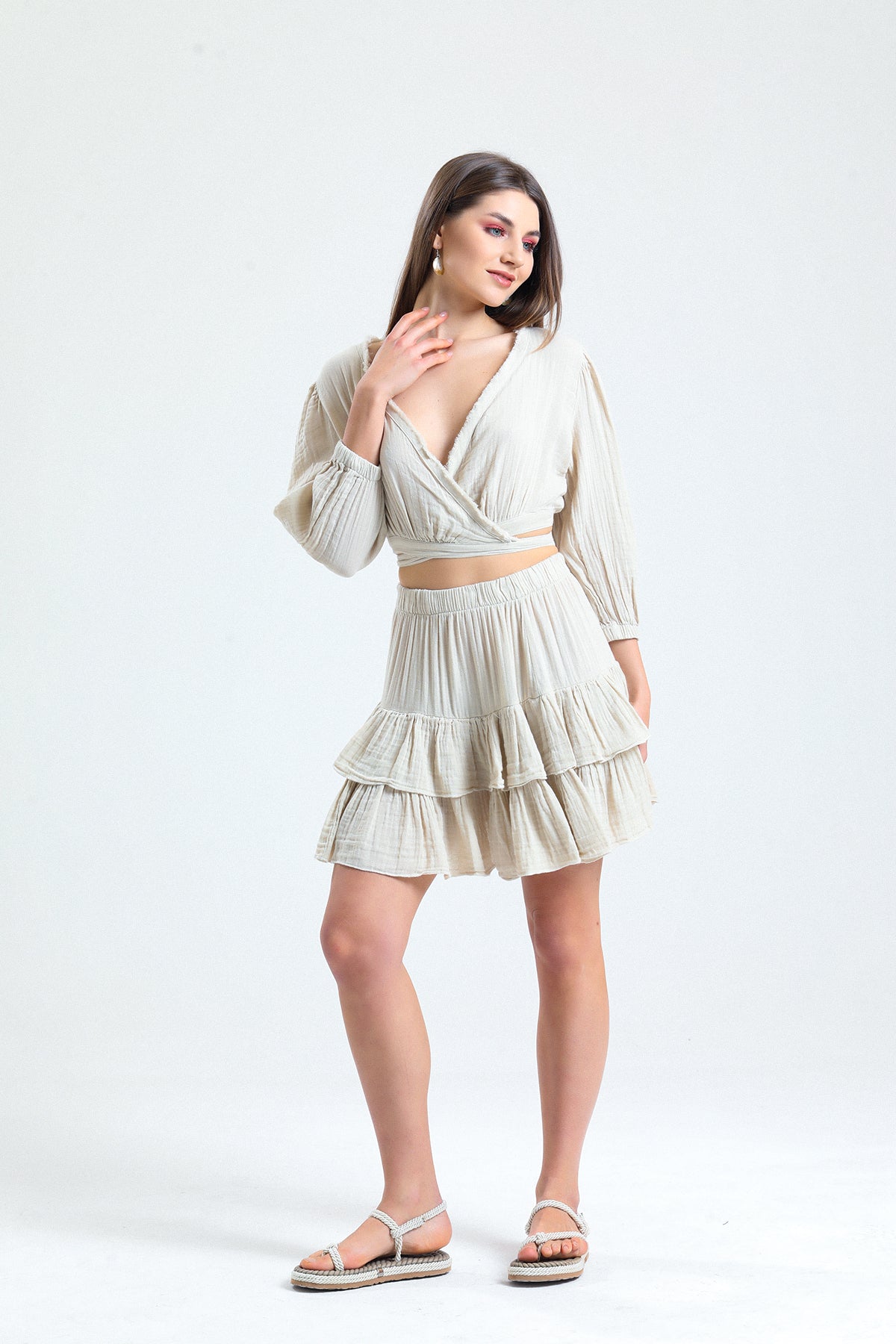 Hafif ve yumuşak müslin kumaş
Modern ve zarif tasarım
Rahat kesimiyle hareket özgürlüğü