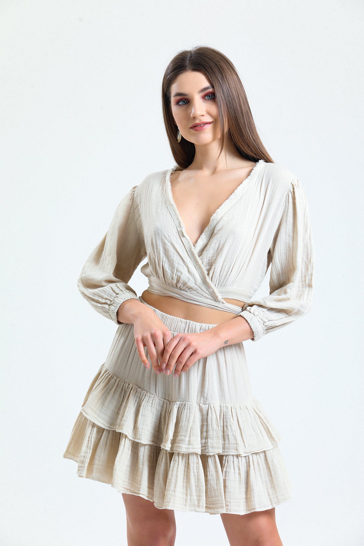 Hafif ve yumuşak müslin kumaş
Modern ve zarif tasarım
Rahat kesimiyle hareket özgürlüğü