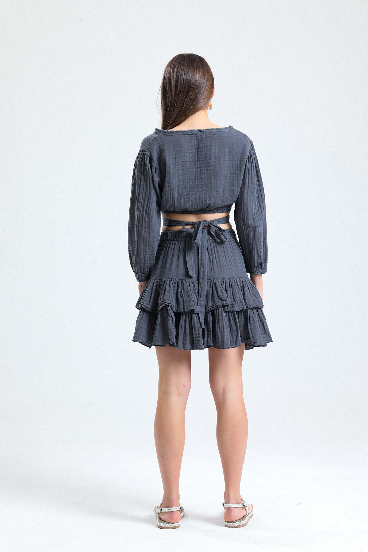 Hafif ve yumuşak müslin kumaş
Modern ve zarif tasarım
Rahat kesimiyle hareket özgürlüğü