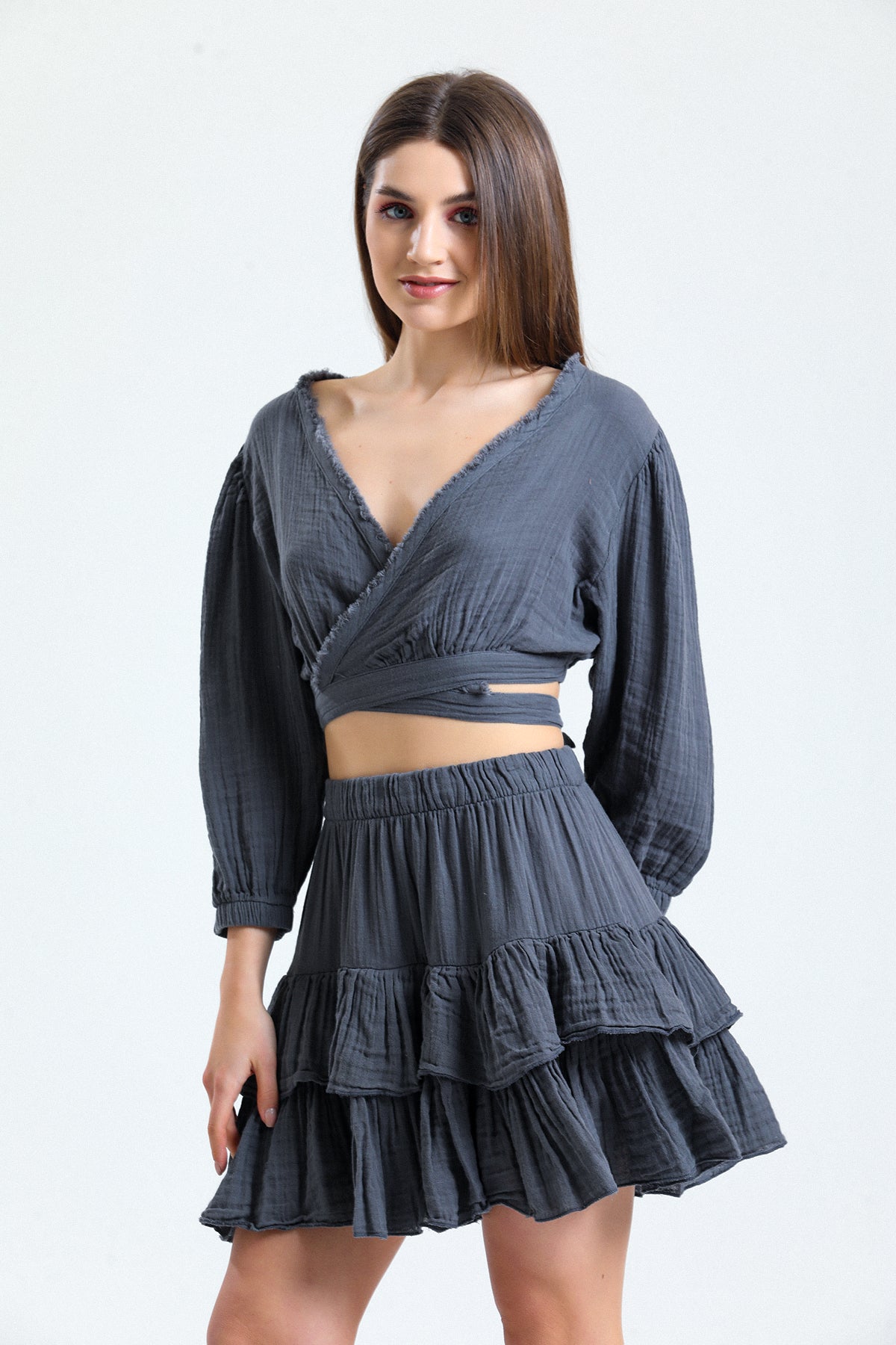 Hafif ve yumuşak müslin kumaş
Modern ve zarif tasarım
Rahat kesimiyle hareket özgürlüğü