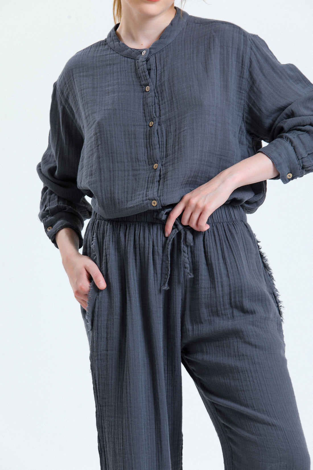 Hafif ve nefes alabilen pamuklu müslin kumaş
Modern ve şık tasarım
Rahat kesimiyle hareket özgürlüğü