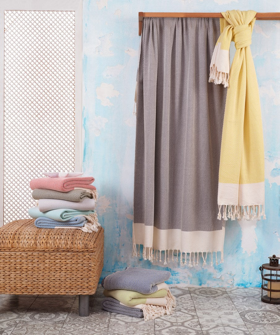 %80 Pamuk, %20 Bambu
Boyut: 95x180 cm (Saçaklar hariç)
Hafif, yüksek su emici ve hızlı kuruyan yapı