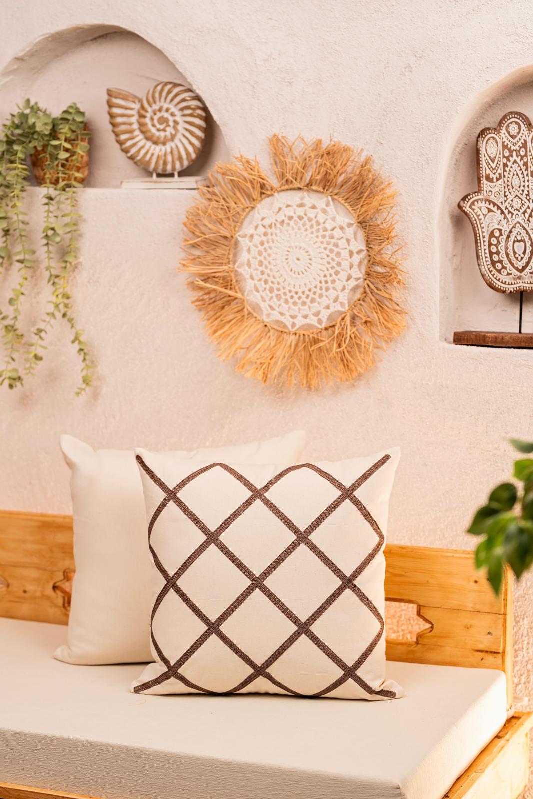 Ölçü: 50x50 cm
Kumaş: %100 Pamuk
Kumaş Özelliği: Yumuşak, hafif ve nefes alabilen doku
Kapanış Şekli: Gizli fermuarlı