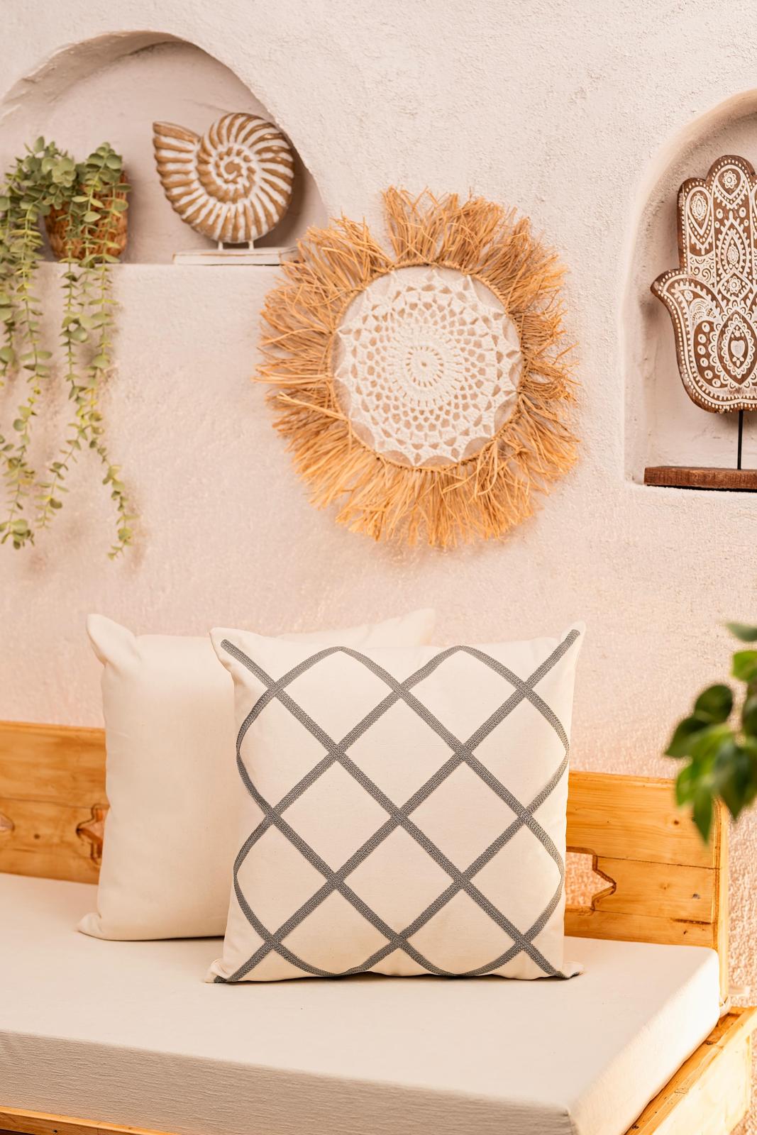 Ölçü: 50x50 cm
Kumaş: %100 Pamuk
Kumaş Özelliği: Yumuşak, hafif ve nefes alabilen doku
Kapanış Şekli: Gizli fermuarlı