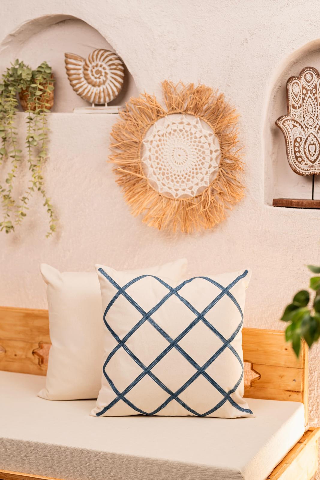 Ölçü: 50x50 cm
Kumaş: %100 Pamuk
Kumaş Özelliği: Yumuşak, hafif ve nefes alabilen doku
Kapanış Şekli: Gizli fermuarlı