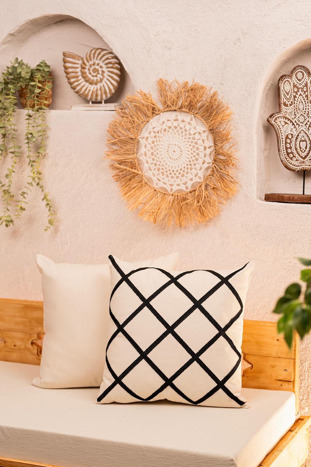 Ölçü: 50x50 cm
Kumaş: %100 Pamuk
Kumaş Özelliği: Yumuşak, hafif ve nefes alabilen doku
Kapanış Şekli: Gizli fermuarlı