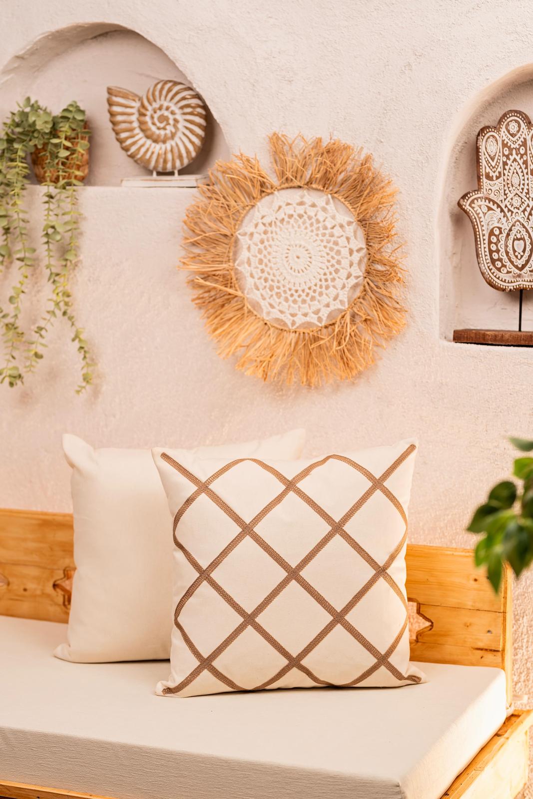 Ölçü: 50x50 cm
Kumaş: %100 Pamuk
Kumaş Özelliği: Yumuşak, hafif ve nefes alabilen doku
Kapanış Şekli: Gizli fermuarlı