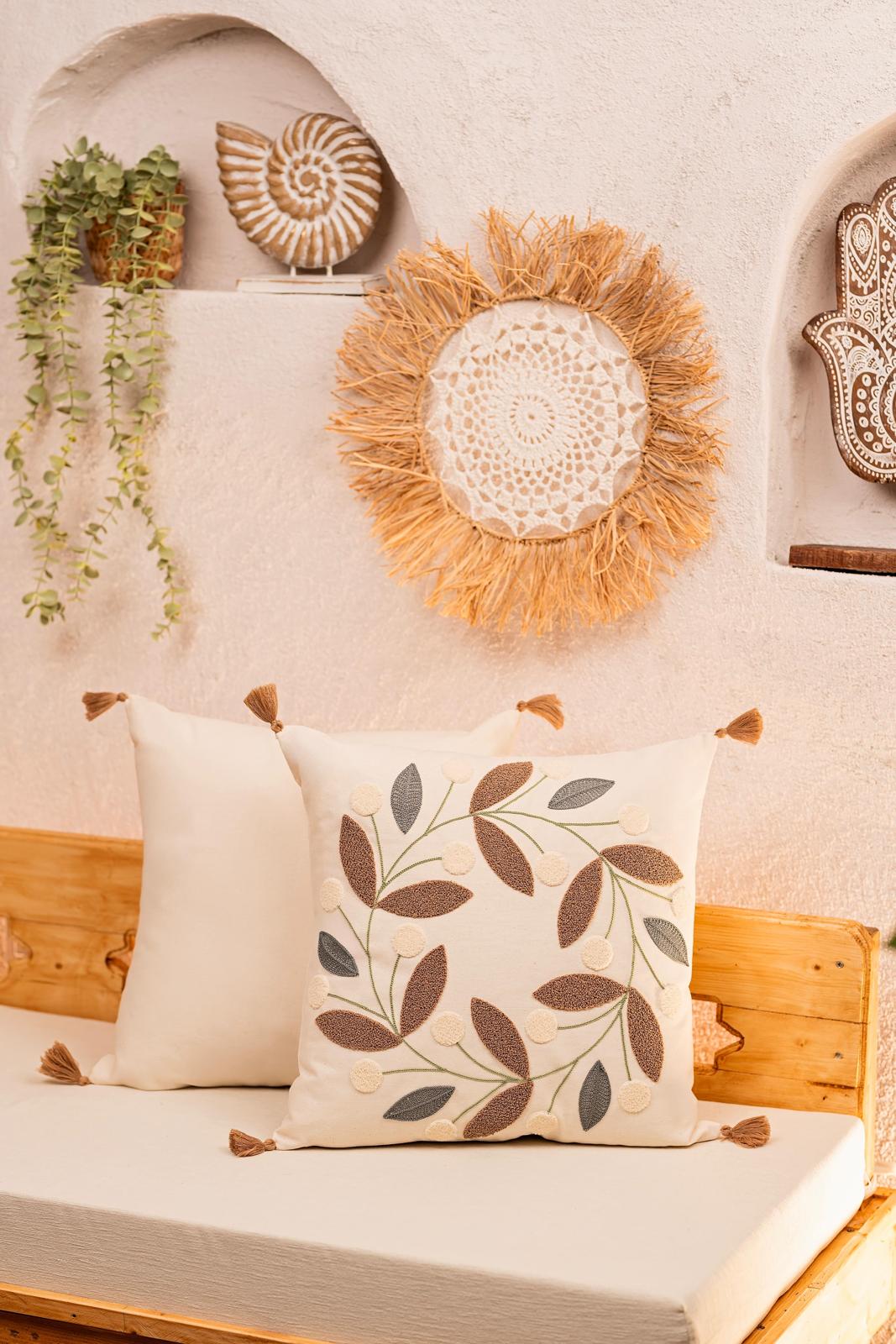 Ölçü: 50x50 cm
Kumaş: %100 Pamuk
Kumaş Özelliği: Yumuşak, hafif ve nefes alabilen doku
Kapanış Şekli: Gizli fermuarlı