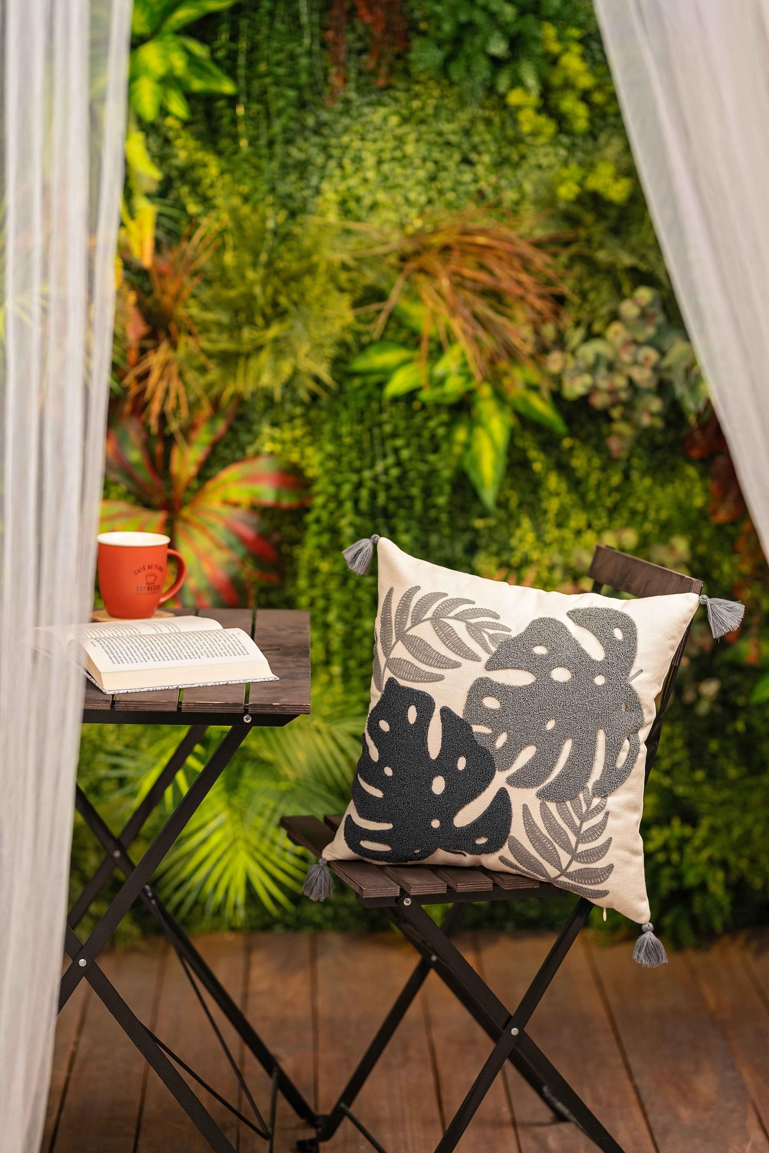 Ölçü: 50x50 cm
Kumaş: %100 Pamuk
Kumaş Özelliği: Yumuşak, hafif ve nefes alabilen doku
Kapanış Şekli: Gizli fermuarlı