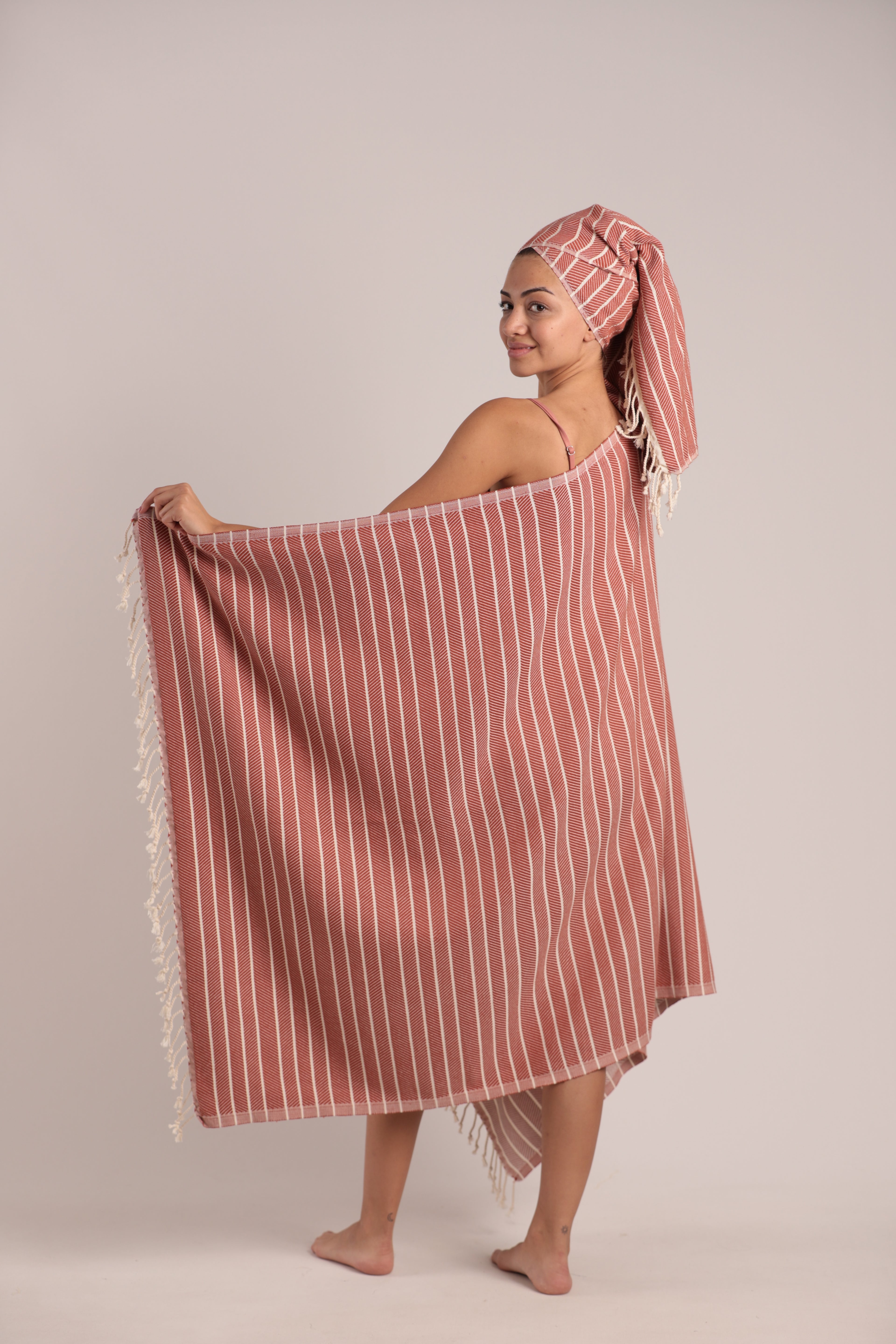 Boyut: 95x180 cm (Saçaklar hariç)
Ağırlık: 470 gr
%70 Pamuk, %30 Bambu
Hızlı su emme ve çabuk kuruma özelliği