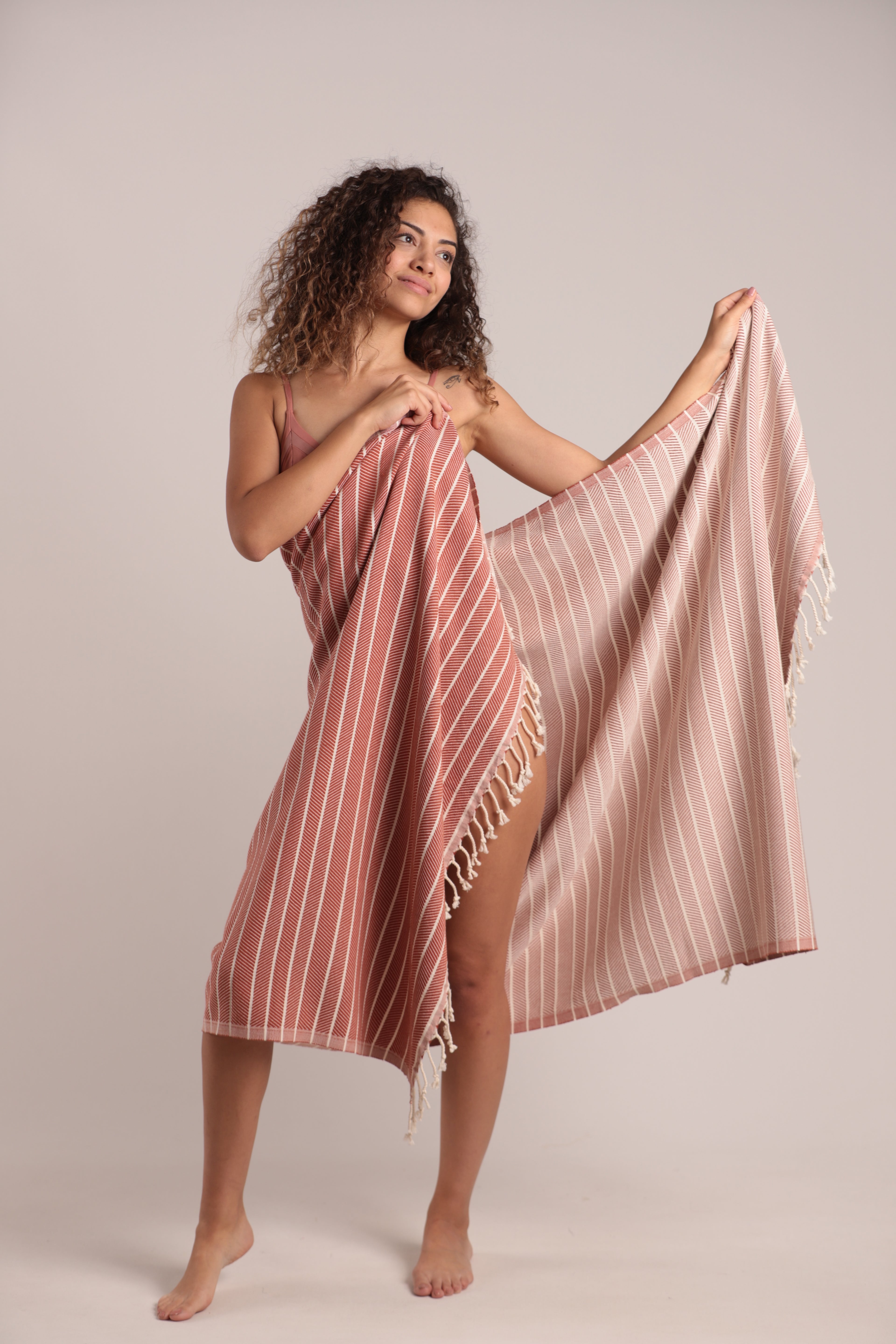 Boyut: 95x180 cm (Saçaklar hariç)
Ağırlık: 470 gr
%70 Pamuk, %30 Bambu
Hızlı su emme ve çabuk kuruma özelliği