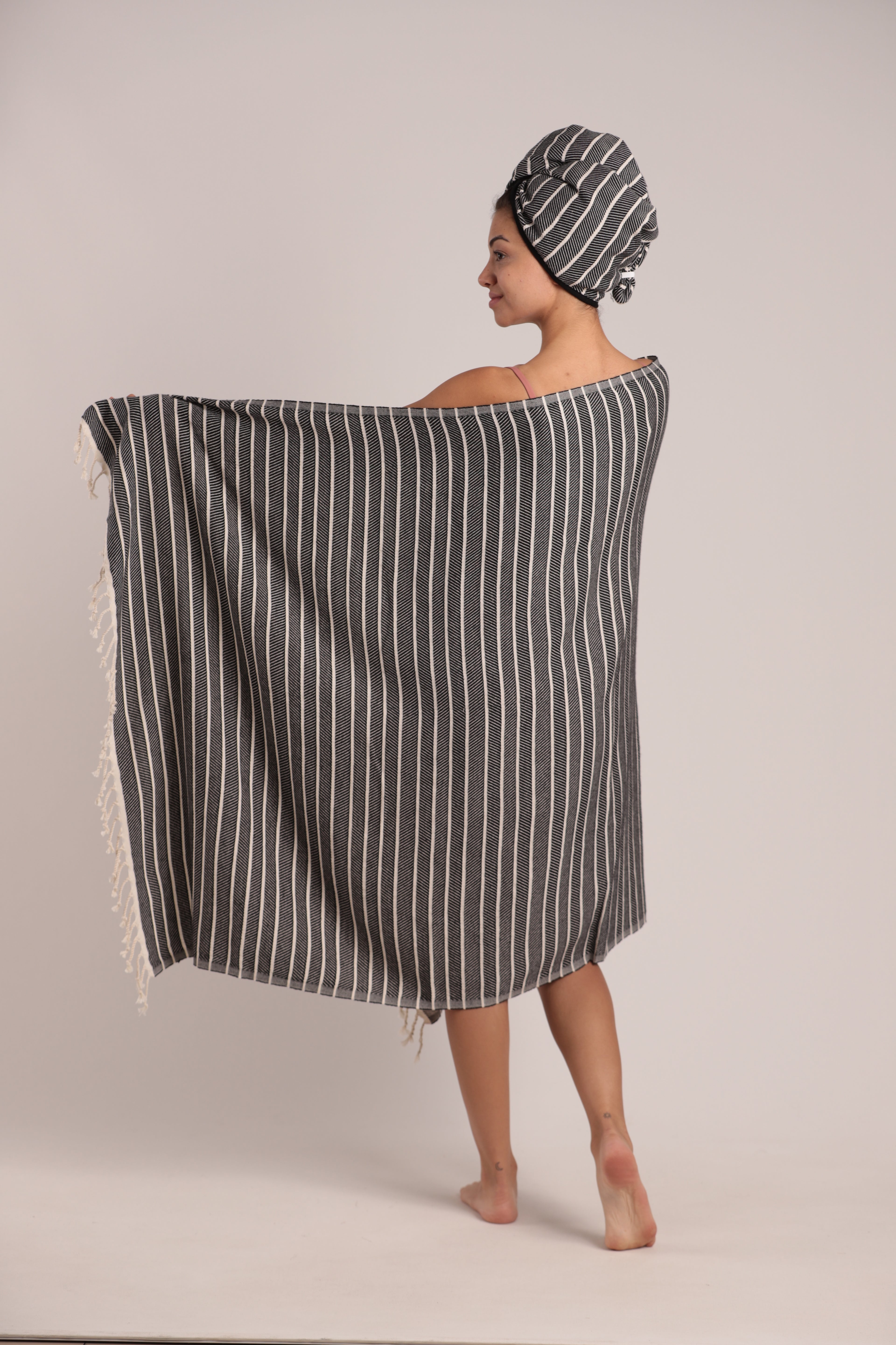 Boyut: 95x180 cm (Saçaklar hariç)
Ağırlık: 470 gr
%70 Pamuk, %30 Bambu
Hızlı su emme ve çabuk kuruma özelliği