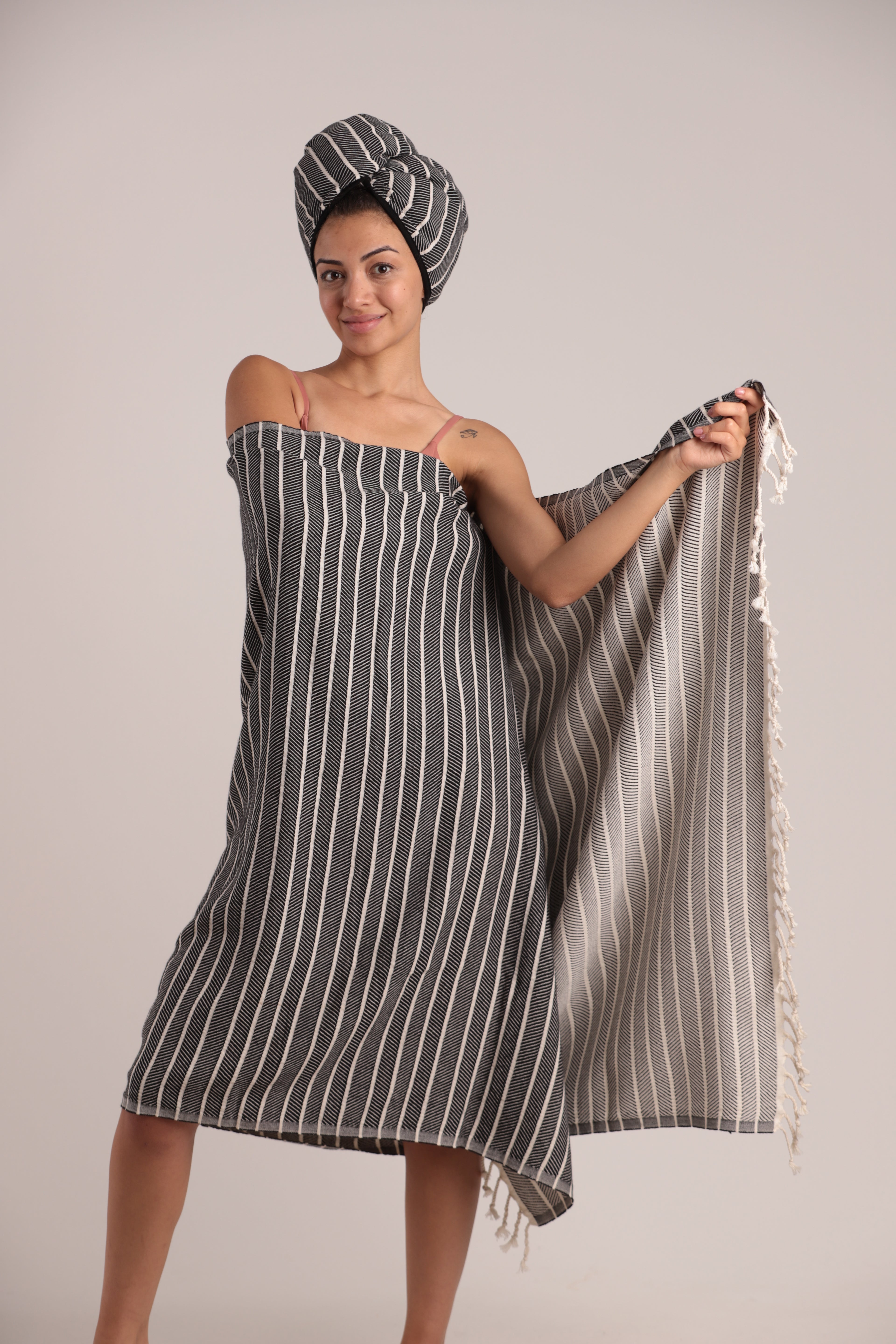 Boyut: 95x180 cm (Saçaklar hariç)
Ağırlık: 470 gr
%70 Pamuk, %30 Bambu
Hızlı su emme ve çabuk kuruma özelliği
