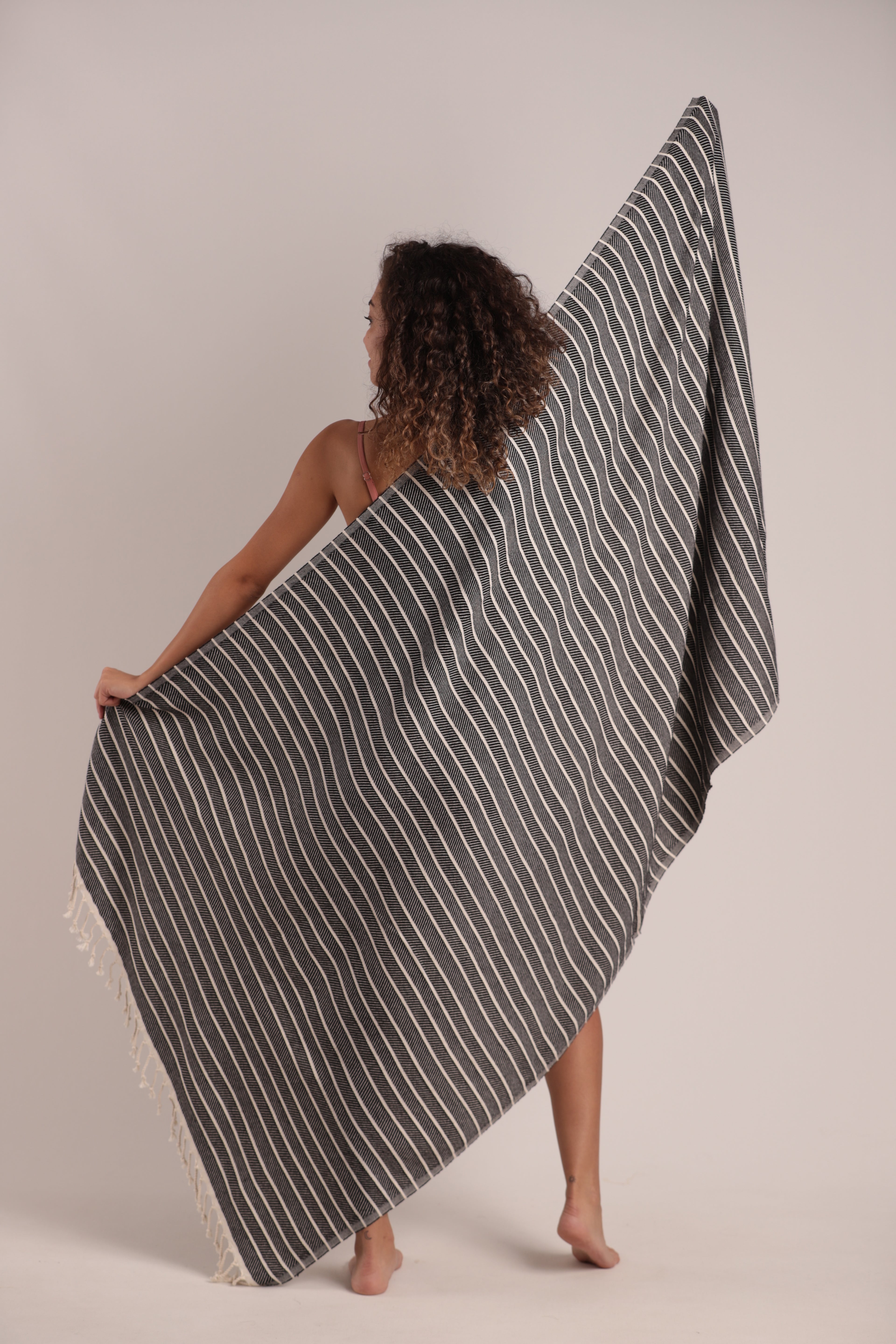 Boyut: 95x180 cm (Saçaklar hariç)
Ağırlık: 470 gr
%70 Pamuk, %30 Bambu
Hızlı su emme ve çabuk kuruma özelliği
