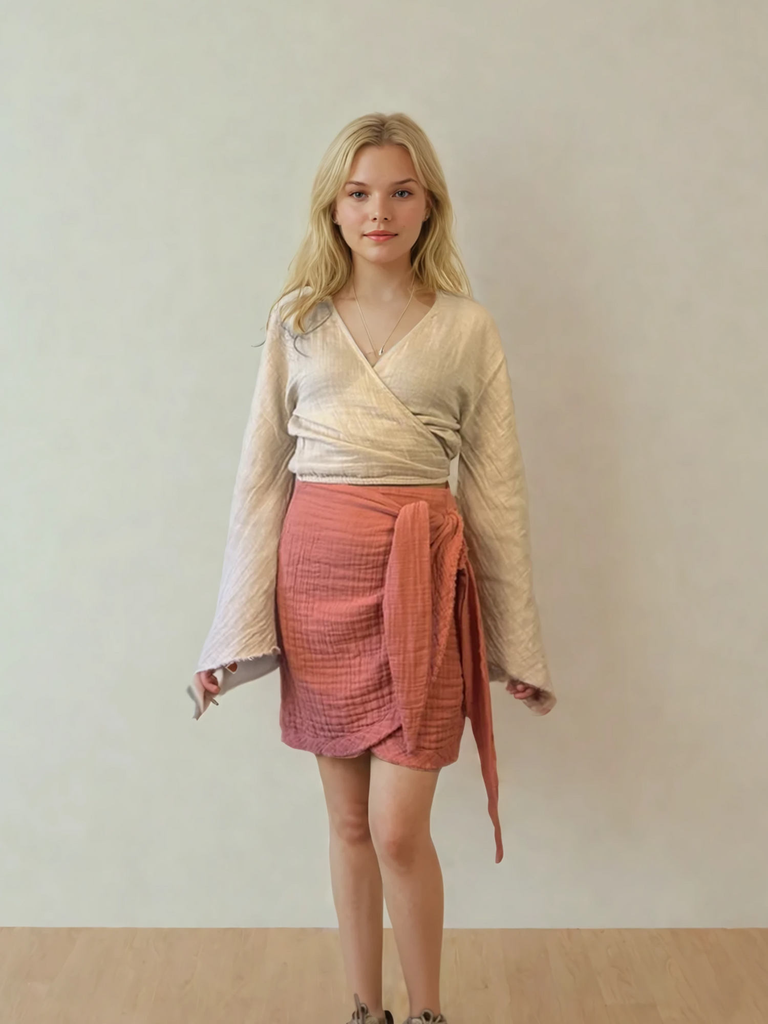 Hafif ve nefes alabilen pamuklu müslin kumaş
Özgün parça boyama deseni
Akıcı ve zarif kesim
Günlük ve özel kombinlere uygun kullanım