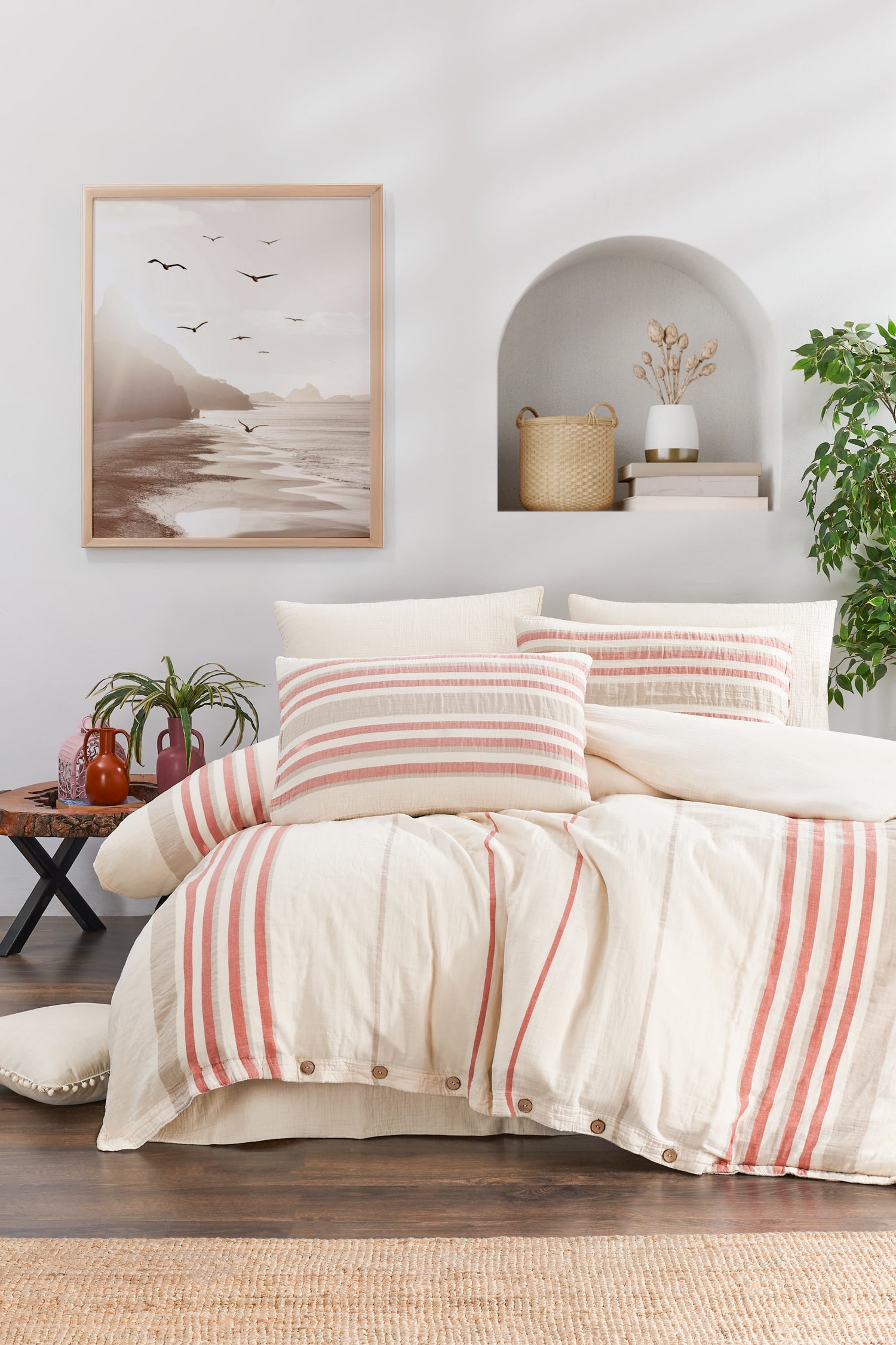 %100 pamuk müslin kumaştan üretilmiştir.
Hafif, nefes alabilen ve yumuşak dokulu yapı
Şık ve zamansız çizgili tasarım