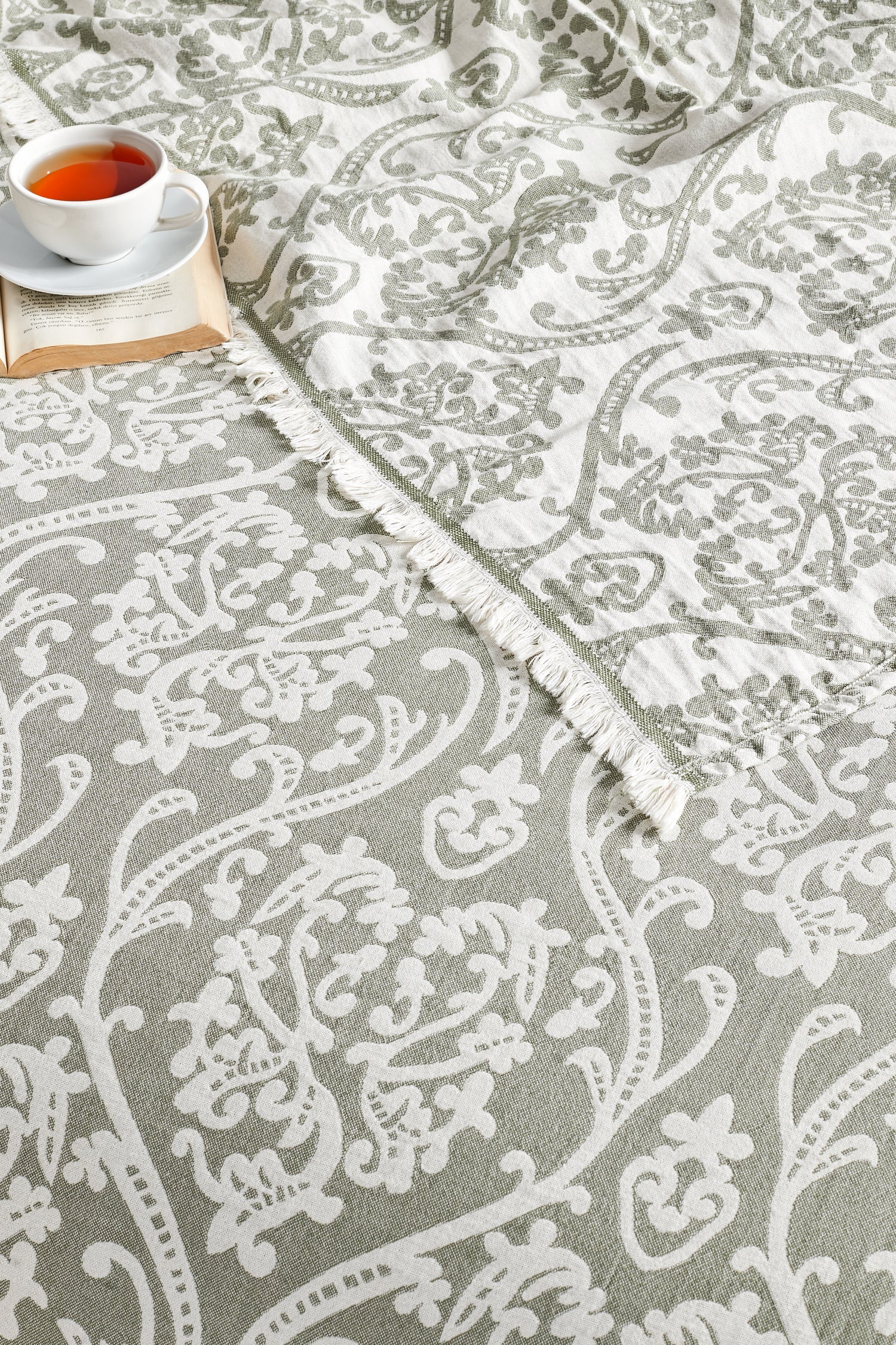 Damask desenli şık tasarım
%80 pamuk %20 Bambu kumaş, nefes alabilir yapı
Dayanıklı ve uzun ömürlü jakar dokuma
Tüm mevsimlerde kullanım için idealdir