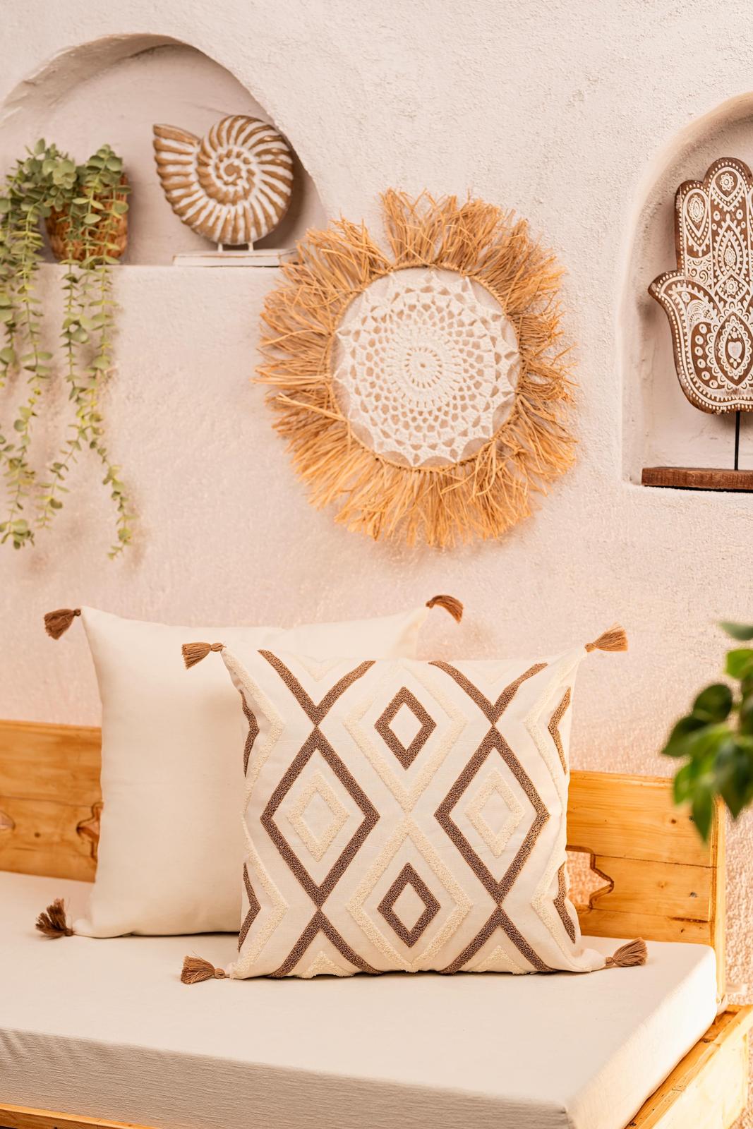 Ölçü: 50x50 cm
Kumaş: %100 Pamuk
Kumaş Özelliği: Yumuşak, hafif ve nefes alabilen doku
Kapanış Şekli: Gizli fermuarlı