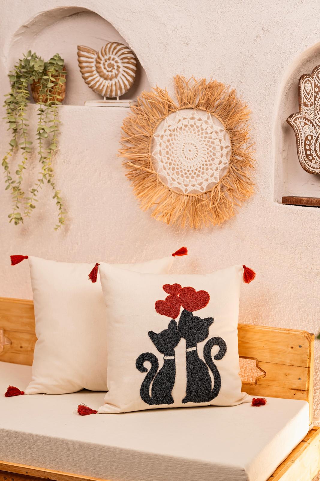 Ölçü: 50x50 cm
Kumaş: %100 Pamuk
Kumaş Özelliği: Yumuşak, hafif ve nefes alabilen doku
Kapanış Şekli: Gizli fermuarlı